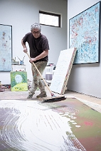 Simon James in seinem Atelier | Wiedefabrik München | 17-3-25 Simon James in seinem Atelier | Wiedefabrik München | 17-3-25