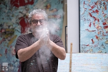 Simon James in seinem Atelier | Wiedefabrik München | 17-3-25 Simon James in seinem Atelier | Wiedefabrik München | 17-3-25