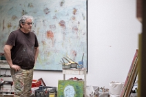 Simon James in seinem Atelier | Wiedefabrik München | 17-3-25 Simon James in seinem Atelier | Wiedefabrik München | 17-3-25